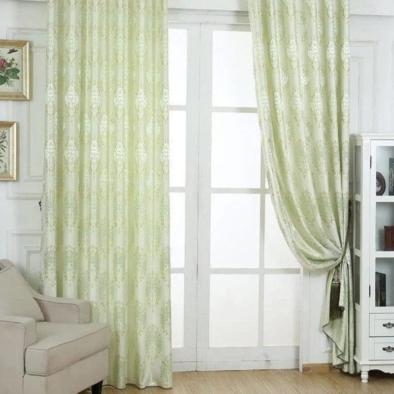 Rideaux élégants vert pâle avec motifs floraux, parfaits pour apporter une touche de sophistication à votre salon. Ces rideaux décoratifs habillent magnifiquement les grandes fenêtres, créant une atmosphère lumineuse et accueillante. En harmonie avec un décor intérieur classique ou moderne, ils ajoutent style et élégance à votre espace de vie. Idéal pour ceux qui cherchent à allier esthétisme et fonctionnalité.
