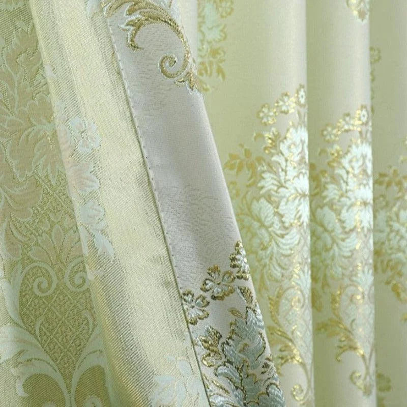 Rideau élégant avec motif floral doré, idéal pour ajouter une touche raffinée à votre décoration intérieure. Ce rideau offre une ambiance luxueuse à votre salon ou chambre à coucher grâce à son design sophistiqué et ses détails délicats. Accessoire de maison parfait pour ceux qui recherchent un style classique et chic.
