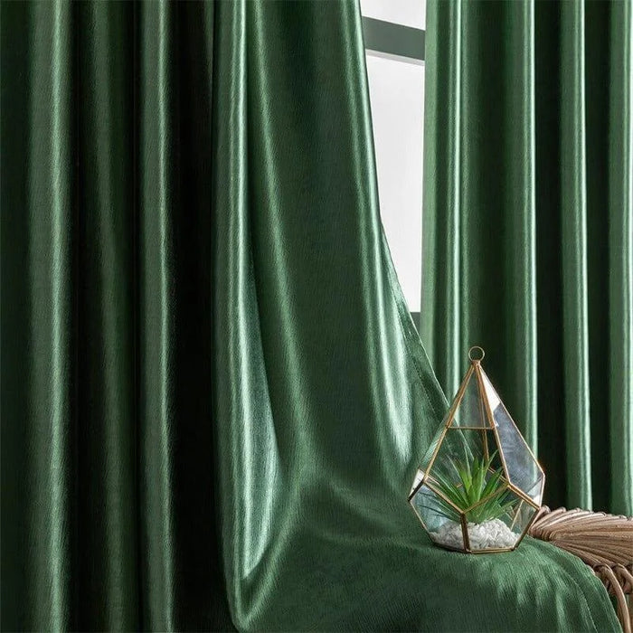 Rideau vert élégant, idéal pour ajouter une touche de sophistication à votre intérieur. Parfait pour le salon ou la chambre, ce rideau luxueux améliore l'esthétique de votre espace. Accessoire de décoration raffiné, il se marie facilement avec différents styles d'aménagement.