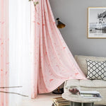 Rideau rose élégant avec motifs de plumes pour salon moderne, apportant une touche douce et raffinée à votre décoration intérieure. Crée une ambiance chaleureuse et accueillante dans votre espace de vie. Idéal pour une décoration harmonieuse et tendance.