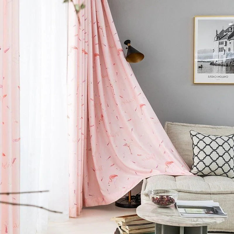 Rideau rose élégant avec motifs de plumes pour salon moderne, apportant une touche douce et raffinée à votre décoration intérieure. Crée une ambiance chaleureuse et accueillante dans votre espace de vie. Idéal pour une décoration harmonieuse et tendance.