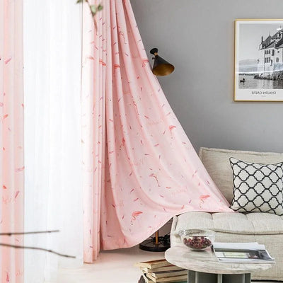 Rideau rose élégant avec motifs de plumes pour salon moderne, apportant une touche douce et raffinée à votre décoration intérieure. Crée une ambiance chaleureuse et accueillante dans votre espace de vie. Idéal pour une décoration harmonieuse et tendance.