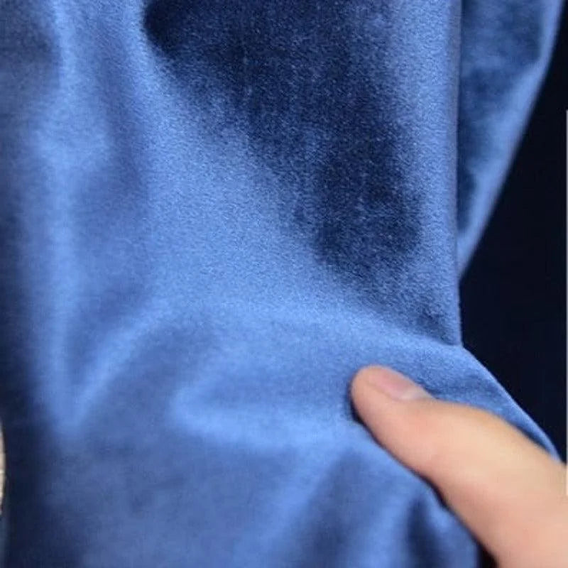 Tissu bleu élégant pour vêtements et décoration, parfait pour créations sur mesure et design intérieur. Idéal pour personnaliser votre style avec une touche de sophistication et de raffinement. Couleur profonde et captivante pour un rendu visuel unique.