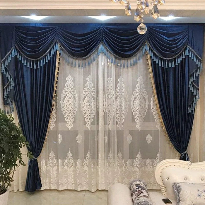 Rideaux élégants de décoration intérieure en bleu avec des motifs décoratifs. Ensemble de voilages et draperies formant une ambiance chaleureuse pour un salon moderne. Accessoires de fenêtre pour créer une atmosphère sophistiquée et accueillante. Idéal pour embellir et moderniser votre espace de vie.