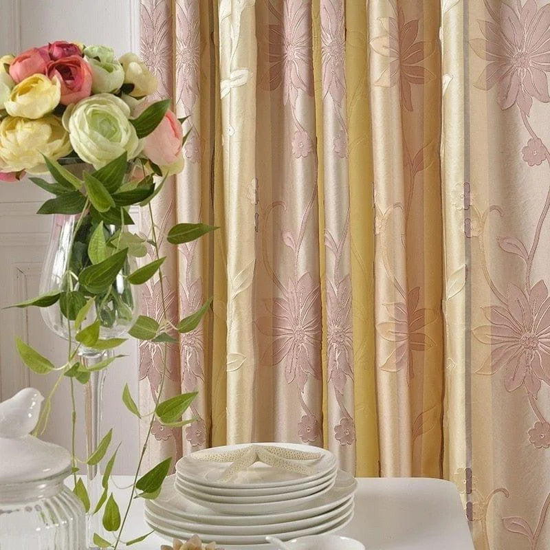 Belle image d'intérieur mettant en scène un rideau élégant avec des motifs floraux dans des tons pastel, idéal pour embellir un salon ou une salle à manger. Une table décorée avec soin est visible, agrémentée de fleurs en vase, créant une ambiance accueillante et sophistiquée. Ce décor raffiné combine harmonieusement esthétisme et fonctionnalité.