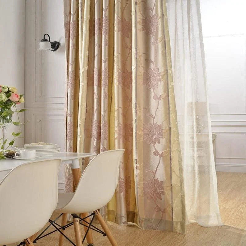 Rideau élégant avec motifs floraux roses, idéal pour embellir votre salon avec une touche de sophistication. Décoration intérieure contemporaine, combinant fonctionnalité et esthétique. Parfait pour filtrer la lumière tout en ajoutant une ambiance chaleureuse à votre espace de vie.