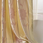Rideau décoratif élégant avec motif floral en relief, idéal pour apporter une touche de sophistication et de douceur à votre intérieur. Ces motifs raffinés offrent une ambiance chaleureuse et accueillante, parfaits pour compléter la décoration de votre salon ou chambre à coucher. Facile à accrocher et à entretenir, ce rideau est une solution esthétique pour habiller vos fenêtres avec style.
