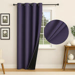 Rideau violet foncé occultant installé sur une tringle, partiellement ouvert pour montrer la doublure noire, dans une pièce lumineuse et décorée avec goût.