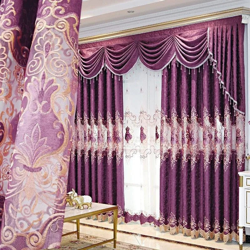 Rideaux de luxe pour salon, motif floral élégant, couleur violette, décoration intérieure raffinée, voilage avec drapé, ambiance chaleureuse et sophistiquée, style classique pour fenêtres, parure de rideaux design pour maison, produit d'intérieur chic et élégant.