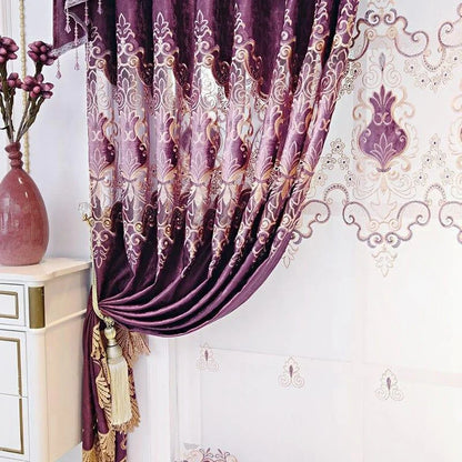 Rideau décoratif violet avec motifs élégants pour salon, ajoutant une touche d'élégance et de sophistication à votre intérieur. Parfait pour créer une ambiance chaleureuse et accueillante. Disponible avec détails dorés et franges sophistiquées. Accessoire idéal pour embellir votre maison.