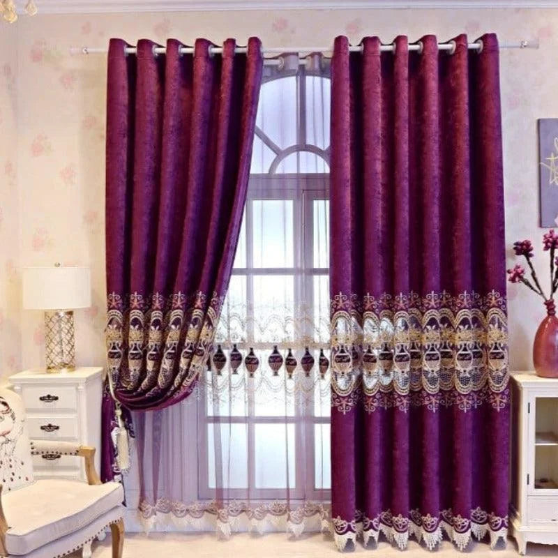 Rideaux élégants violets avec motifs décoratifs dorés pour salon chic, embellissant la pièce avec style. Parfait pour un intérieur moderne et raffiné, apportant couleur et élégance à votre espace de vie. Accessoire idéal pour personnaliser votre décoration intérieure.
