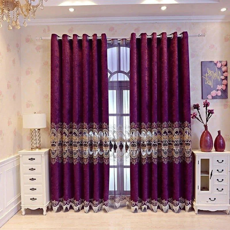 Rideaux élégants violets avec motifs dorés, parfaits pour sublimer le salon ou la chambre. L'ambiance chic est accentuée par les décorations florales et les meubles blancs classiques, ajoutant une touche sophistiquée et chaleureuse à l'intérieur. Idéal pour ceux recherchant une décoration intérieure luxueuse et raffinée.