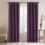 Paire de rideaux occultants violets élégants pour salon, offrant une ambiance chaleureuse et intimiste, idéale pour la décoration intérieure. Faciles à installer grâce à leurs œillets, ces rideaux offrent une excellente gestion de la lumière tout en ajoutant une touche de couleur raffinée à votre pièce.