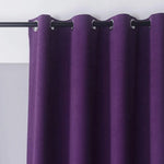 Rideau violet élégant avec œillets noirs pour décoration intérieure moderne. Idéal pour salon ou chambre, ajoute une touche de couleur et d'intimité à votre espace. Installation facile avec une tringle standard, parfait pour créer une ambiance chaleureuse et sophistiquée.
