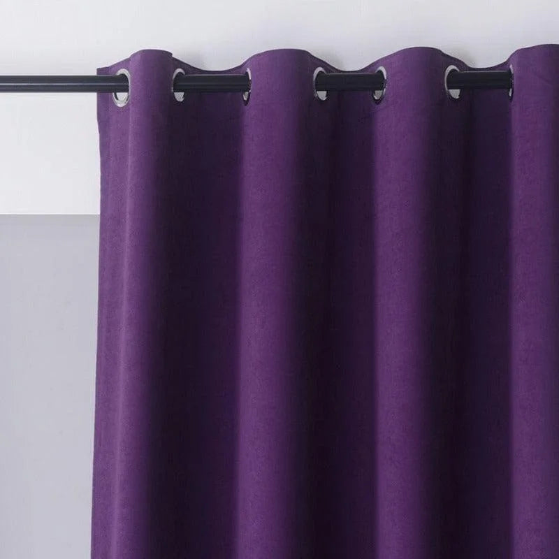 Rideau violet élégant avec œillets noirs pour décoration intérieure moderne. Idéal pour salon ou chambre, ajoute une touche de couleur et d'intimité à votre espace. Installation facile avec une tringle standard, parfait pour créer une ambiance chaleureuse et sophistiquée.