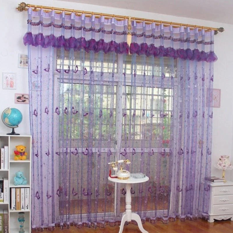 Rideaux décoratifs pour fenêtre, design avec motifs papillons violets. Parfaits pour ajouter une touche élégante et colorée à votre salon ou chambre. Idéal pour filtrer la lumière tout en embellissant l'intérieur de votre maison. Accessoires de maison tendance et modernes.