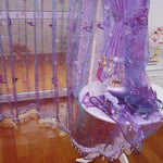 Rideau décoratif violet avec motifs floraux, parfait pour sublimer votre intérieur avec une touche d'élégance. Idéal pour une chambre ou un salon, ce rideau ajoute une atmosphère chaleureuse et accueillante. Design raffiné, idéal pour compléter une décoration luxueuse et sophistiquée.