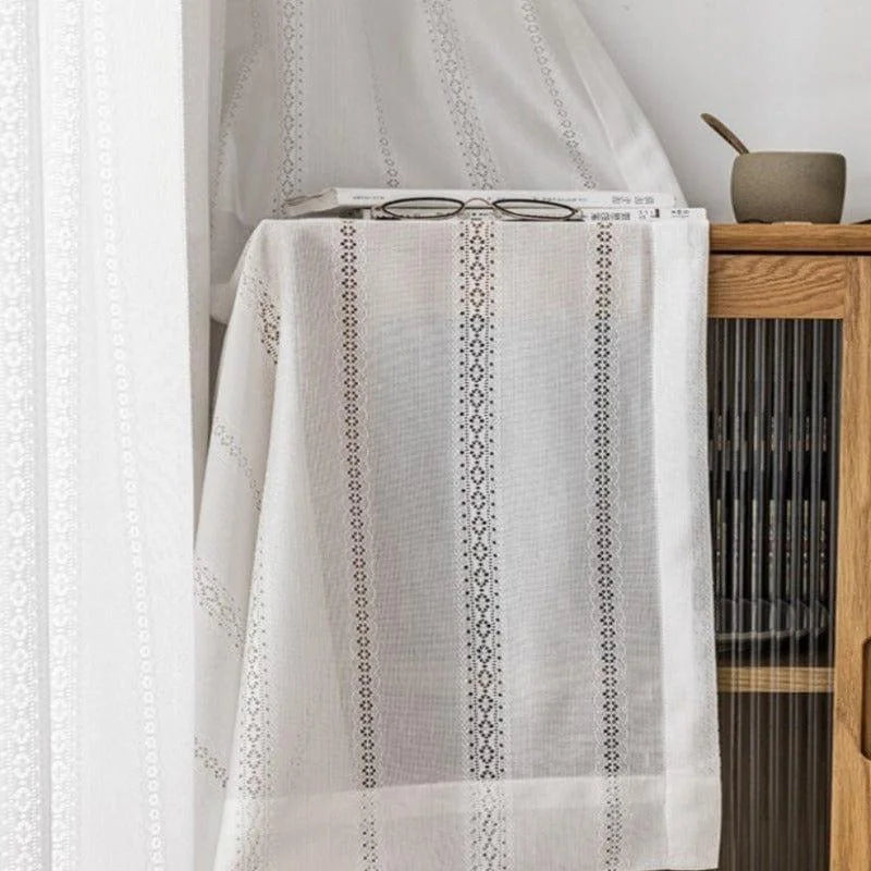Rideau blanc élégant avec motifs géométriques noirs, idéal pour une décoration intérieure moderne et lumineuse. Parfait pour ajouter une touche de style et de sophistication à votre salon ou chambre. Accessoire de maison tendance pour optimiser l'éclairage naturel tout en préservant l'intimité.