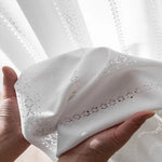 Rideau blanc délicat avec motifs ajourés, idéal pour embellir votre intérieur. Apporte une touche de raffinement et de luminosité à votre salon ou chambre à coucher. Ce modèle élégant s’adapte à tout type de décoration, offrant une ambiance chaleureuse et accueillante. Facile à installer sur une tringle classique pour un rendu impeccable.