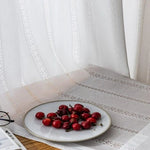 Rideaux blancs élégants avec motifs décoratifs, parfaits pour ajouter une touche de luminosité et de sophistication à votre intérieur. Charmante ambiance douce et apaisante, idéale pour le salon ou la chambre. Faites entrer la lumière naturelle tout en préservant votre intimité. Transformez votre espace avec style et modernité.