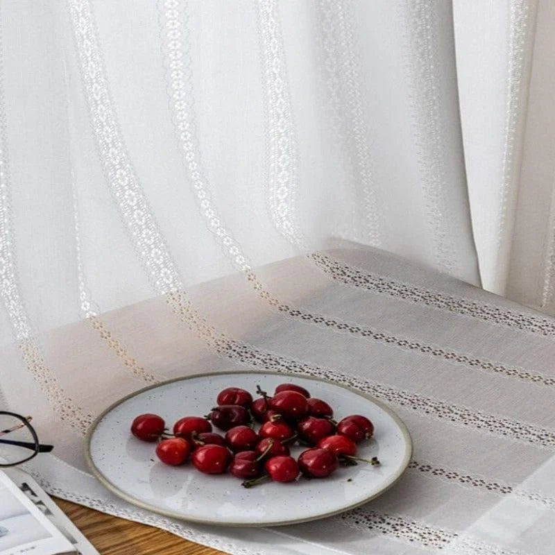 Rideaux blancs élégants avec motifs décoratifs, parfaits pour ajouter une touche de luminosité et de sophistication à votre intérieur. Charmante ambiance douce et apaisante, idéale pour le salon ou la chambre. Faites entrer la lumière naturelle tout en préservant votre intimité. Transformez votre espace avec style et modernité.
