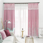 Rideaux élégants de couleur rose ajoutant une touche de sophistication et de chaleur à votre salon moderne. Parfaits pour filtrer la lumière tout en maintenant une ambiance lumineuse et accueillante. Complément idéal pour une décoration intérieure chic et contemporaine, rehaussant l'esthétique de votre espace de vie.