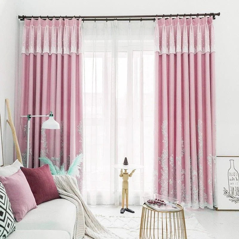Rideaux élégants de couleur rose ajoutant une touche de sophistication et de chaleur à votre salon moderne. Parfaits pour filtrer la lumière tout en maintenant une ambiance lumineuse et accueillante. Complément idéal pour une décoration intérieure chic et contemporaine, rehaussant l'esthétique de votre espace de vie.