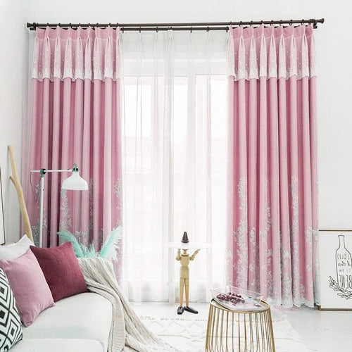 Rideaux élégants de couleur rose ajoutant une touche de sophistication et de chaleur à votre salon moderne. Parfaits pour filtrer la lumière tout en maintenant une ambiance lumineuse et accueillante. Complément idéal pour une décoration intérieure chic et contemporaine, rehaussant l'esthétique de votre espace de vie.