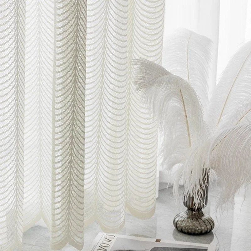 Rideau élégant beige avec motifs ondulés pour salon moderne, décoration intérieure raffinée. Accessoire chic pour fenêtre, parfait pour ajouter une touche de sophistication à votre espace de vie.