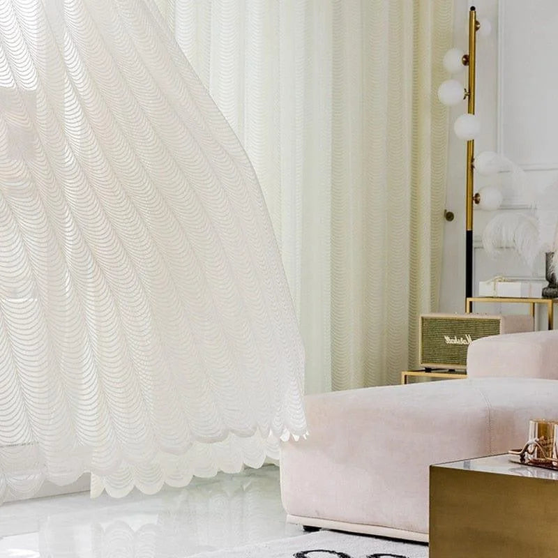 Voilage élégant avec motifs ondulés suspendu dans un salon moderne. Décoration intérieure raffinée avec canapé confortable et mobilier contemporain. Ambiance lumineuse et chic parfaite pour un design d'intérieur harmonieux et stylé.