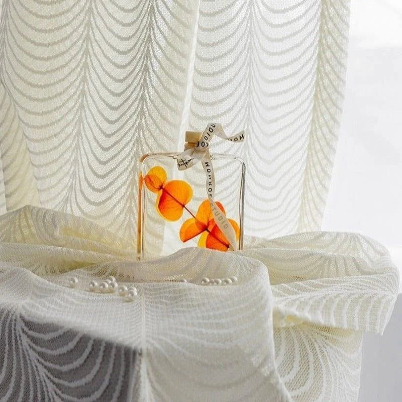 Bouteille élégante avec décor floral orange vif, posée sur un tissu blanc à motifs délicats, idéal pour ajouter une touche de sophistication et de fraîcheur à tout espace intérieur. Accessoire de décoration parfait pour un style raffiné.