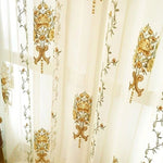 Voilage élégant avec motif floral doré, idéal pour ajouter une touche de sophistication à votre intérieur. Ce rideau orné de motifs délicats rehausse la luminosité tout en préservant votre intimité. Parfait pour les salons élégants ou les chambres paisibles.