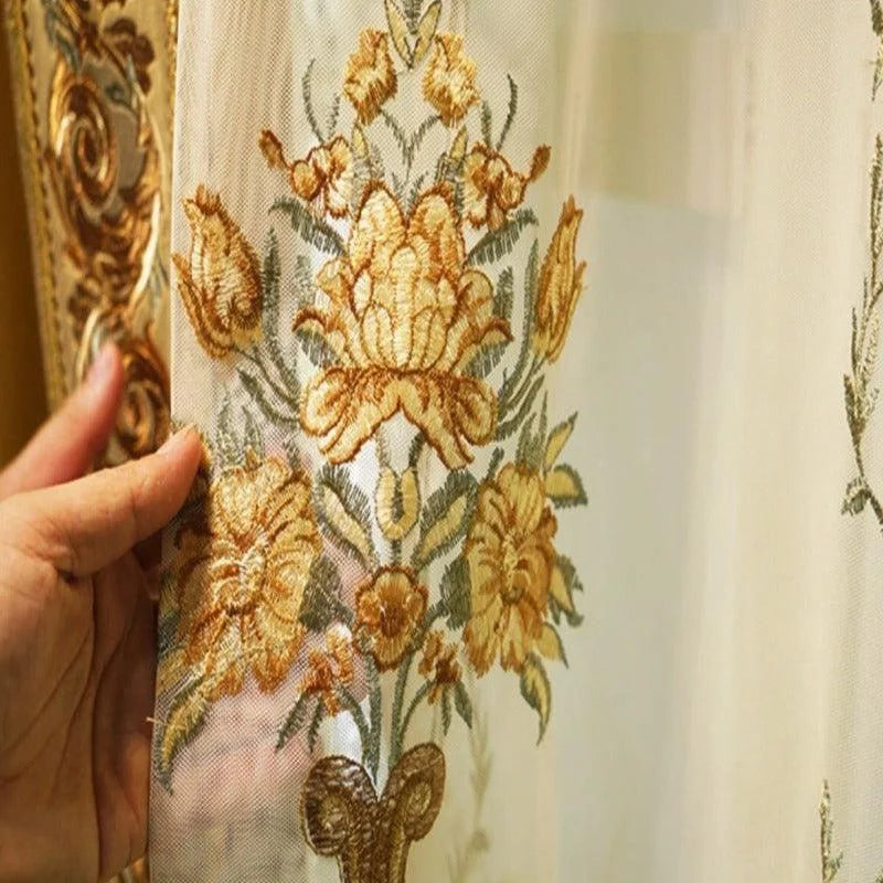 Rideau brodé floral élégant avec motifs détaillés en nuances dorées et beiges, idéal pour ajouter une touche de raffinement à votre intérieur. Parfait pour un salon ou une chambre, ce rideau décoratif offre une ambiance chaleureuse et sophistiquée.