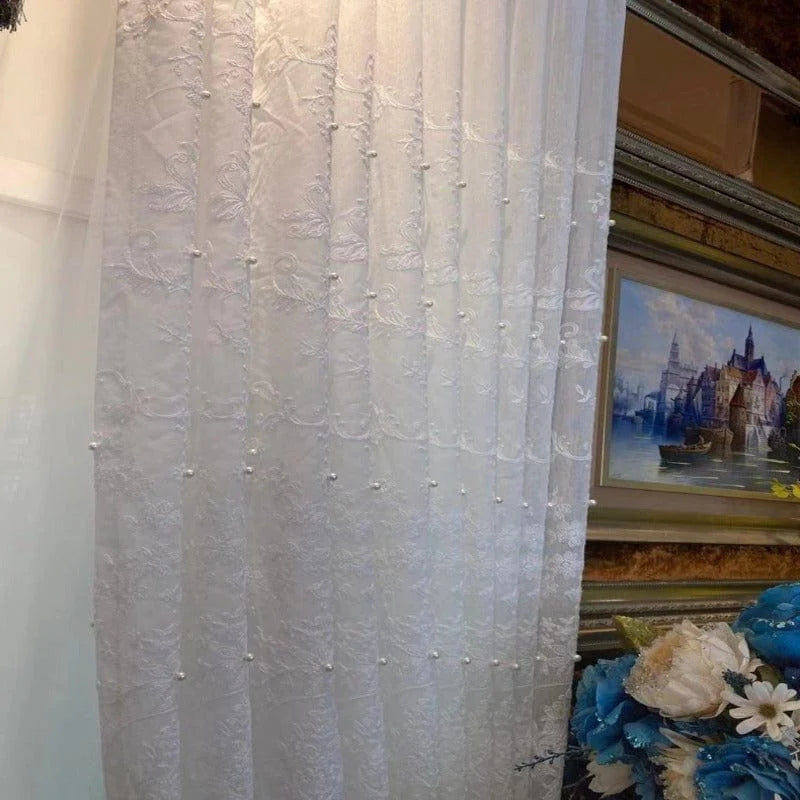 Rideau blanc élégant avec des détails brodés, idéal pour ajouter une touche de sophistication à votre intérieur. Parfait pour les salons ou les chambres, il offre une ambiance lumineuse et raffinée. Complétez votre décoration avec ce rideau chic et intemporel.