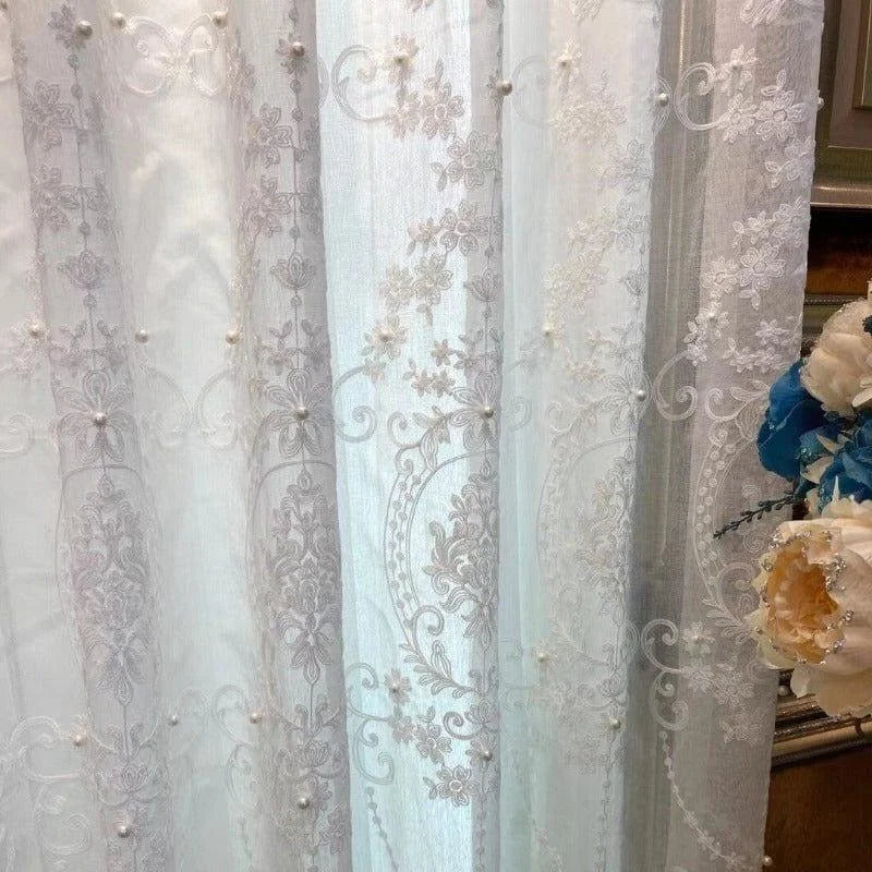 Voilage élégant avec motifs floraux délicats, idéal pour apporter une ambiance romantique et lumineuse à votre intérieur. Ce rideau décoratif s'intègre parfaitement dans un salon ou une chambre, ajoutant une touche raffinée et sophistiquée à votre décoration.
