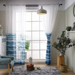 Rideaux modernes bleu et blanc pour salon, design élégant idéal pour créer une ambiance lumineuse et aérée. Ces rideaux apportent une touche déco contemporaine à votre pièce tout en offrant une protection solaire efficace. Parfaits pour un intérieur chic et tendance.