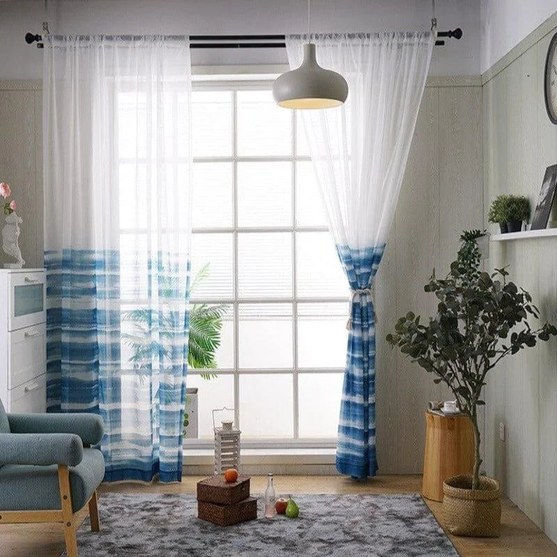 Rideaux modernes bleu et blanc pour salon, design élégant idéal pour créer une ambiance lumineuse et aérée. Ces rideaux apportent une touche déco contemporaine à votre pièce tout en offrant une protection solaire efficace. Parfaits pour un intérieur chic et tendance.