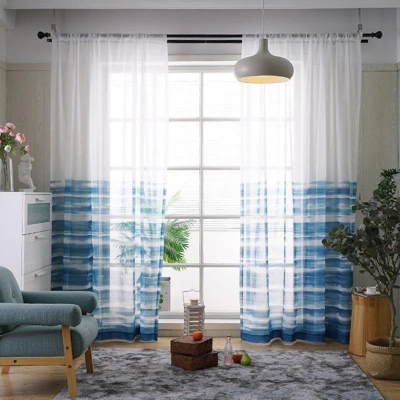 Rideaux modernes transparents avec motifs bleus, parfaits pour une décoration intérieure élégante et lumineuse. Accessoirisez votre salon avec ces voilages qui filtrent délicatement la lumière, créant une ambiance apaisante et accueillante. Idéal pour les grandes fenêtres et les pièces à vivre.
