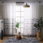Rideaux modernes et élégants avec motif dégradé gris, suspendus dans un salon lumineux, accentués par une lumière naturelle. Parfait pour un intérieur contemporain, apportant une touche de sophistication et de style à votre espace de vie.