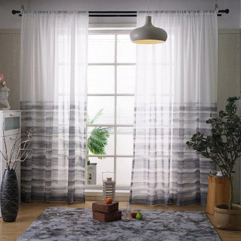 Rideaux modernes et élégants avec motif dégradé gris, suspendus dans un salon lumineux, accentués par une lumière naturelle. Parfait pour un intérieur contemporain, apportant une touche de sophistication et de style à votre espace de vie.