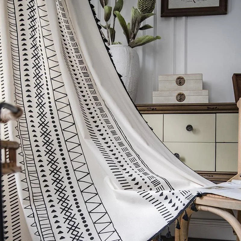 Plaid déco motif géométrique noir et blanc, idéal pour sublimer votre intérieur. Apportez une touche moderne et élégante à votre salon ou chambre avec ce plaid au design contemporain. Accessoire parfait pour une ambiance cosy et stylée.