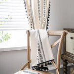 Rideau décoratif moderne avec motifs géométriques noirs, ajout élégant pour la décoration intérieure. Parfait pour les espaces lumineux, il embellit la pièce avec son design attrayant. Accessoire idéal pour un salon, mettant en valeur l'esthétique contemporaine.