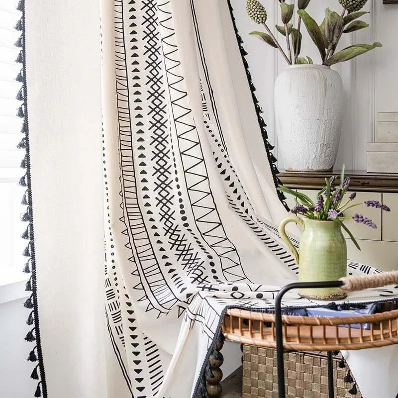 Rideau avec motif géométrique africain noir et blanc, parfait pour ajouter une touche ethnique et contemporaine à votre intérieur. Idéal pour une décoration de salon ou de chambre, ce rideau s'intègre facilement grâce à ses motifs élégants et modernes. Accessoirisez votre espace avec ce rideau pour une ambiance chaleureuse et accueillante.