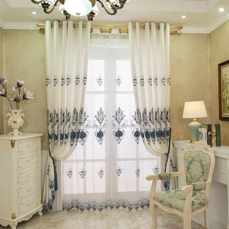 Rideaux élégants avec motifs décoratifs dans un salon raffiné, combinant style classique et confort moderne. Transforme l'atmosphère de votre pièce avec une touche chic grâce à ces voilages ornés. Accessoire de décoration idéal pour une ambiance chaleureuse et sophistiquée.