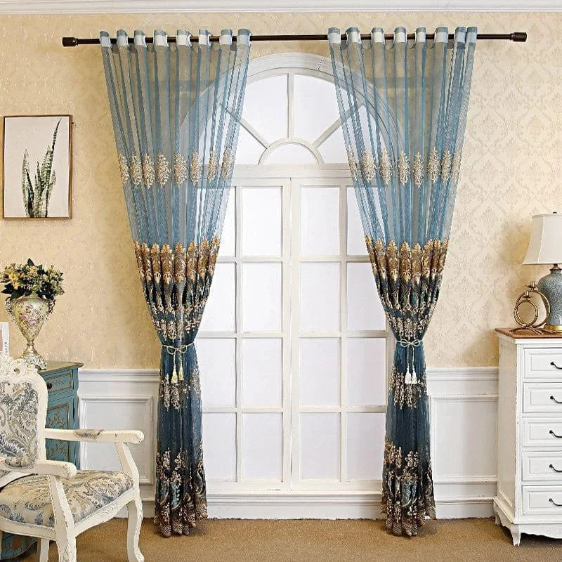 Rideaux élégants pour salon avec motifs floraux, couleur bleue et dorée, ajoutant une touche de sophistication et de style classique à votre décoration intérieure. Parfaits pour habiller vos fenêtres et créer une ambiance chaleureuse.