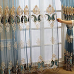 Rideaux élégants avec motifs baroques dorés et bleus. Ces rideaux raffinés apportent une touche de luxe à n’importe quelle pièce. Parfaits pour un salon ou une chambre, ils offrent une décoration sophistiquée tout en filtrant la lumière naturelle.