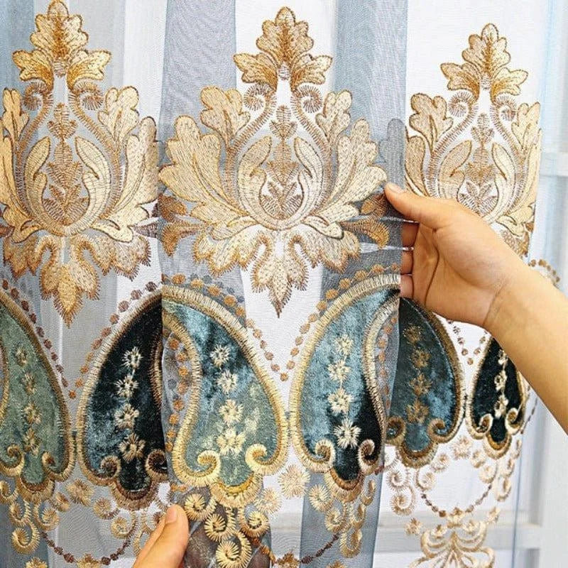 Rideau élégant avec motifs brodés dorés et bleus, parfait pour sublimer la décoration intérieure. Idéal pour ajouter une touche raffinée et sophistiquée à votre salon ou chambre. Conception intemporelle avec détails décoratifs.