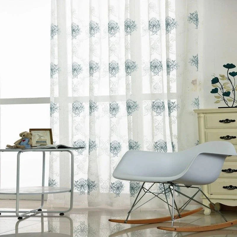 Voilage élégant à motifs floraux bleus, idéal pour embellir votre salon moderne. Ce rideau contemporain offre une atmosphère lumineuse tout en préservant votre intimité. Le design raffiné et le motif délicat s'accordent parfaitement avec une déco intérieure minimaliste. Transformez votre espace de vie avec ce rideau décoratif chic.