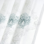 Rideau blanc avec motif floral élégant, idéal pour apporter une touche de sophistication et de luminosité à votre intérieur. Parfait pour le salon ou la chambre, ce rideau ajoute du charme tout en filtrant subtilement la lumière naturelle. Design raffiné avec broderies délicates pour un décor contemporain et apaisant.
