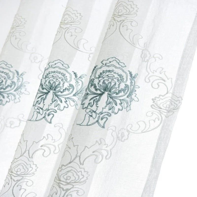 Rideau blanc avec motif floral élégant, idéal pour apporter une touche de sophistication et de luminosité à votre intérieur. Parfait pour le salon ou la chambre, ce rideau ajoute du charme tout en filtrant subtilement la lumière naturelle. Design raffiné avec broderies délicates pour un décor contemporain et apaisant.